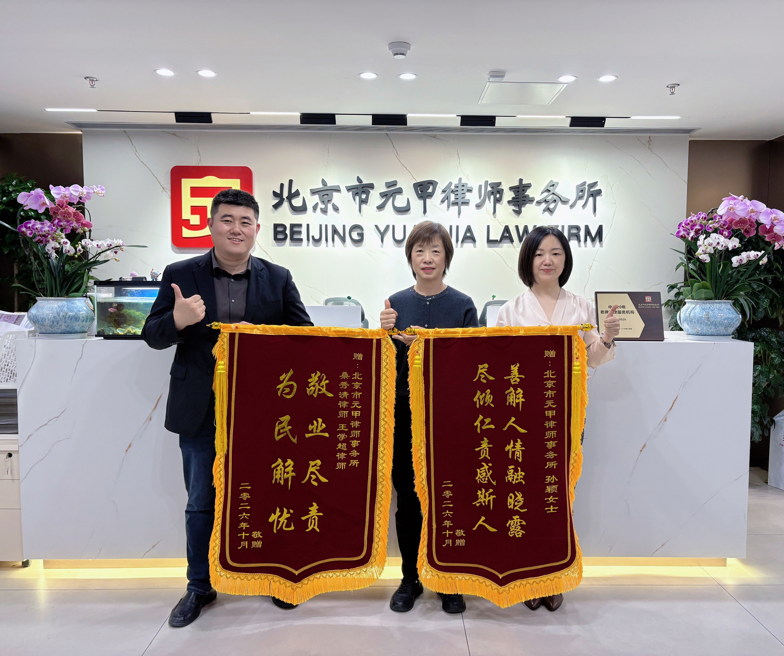 九旬老人请人照护，一个翻身摔成骨折，卧床并发症缠身，谁来担？